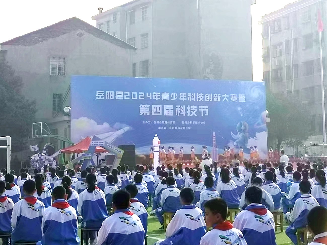 乐鱼在线宣传车亮相“岳阳县2024年青少年科技创新大赛暨第四届科技节”